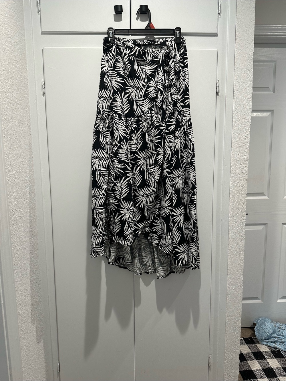 Women’s Black and White Palm-Print Maxi Skirt